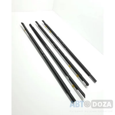 Молдинг бархатка стекла двери Mazda 626 GF хетчбэк (к-кт 4 шт) б/у