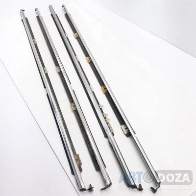 Молдинг стекла двери Mazda 323 BF/BW (к-кт 4 шт "бархатка") б/у