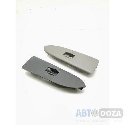 Накладка кнопки переднього правого стеклопідйомника E4V684L1 для Mazda GF/BA/BJ 1997-2003 років