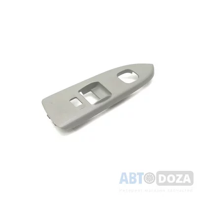 Накладка кнопки стеклопідйомника Б/У BJ1V684L6 для Mazda GF 1997-2002 року