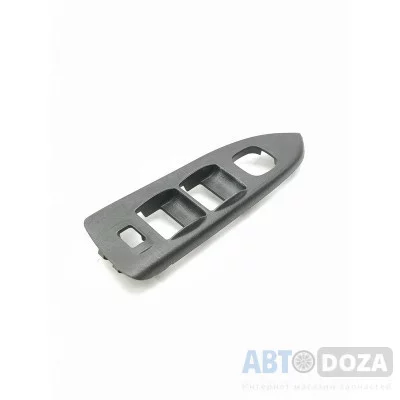 Накладка передніх лівих кнопок стеклопідйомника для Mazda 626 GF (1997-2002) 