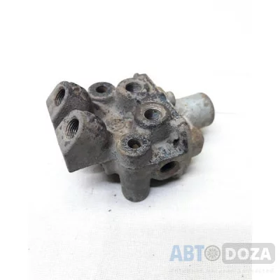 Тормозной тройник Mazda GD/GC/BW/BF (подкапотный на четыре выхода) б/у