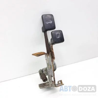Рычажок открытия багажника лючка бензобака Mazda 626 GC б/у