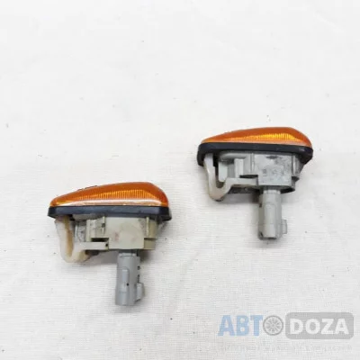 Повторитель поворота Mitsubishi Galant E33 (в крило) б/у - Купити в Одесі з доставкою по Україні.