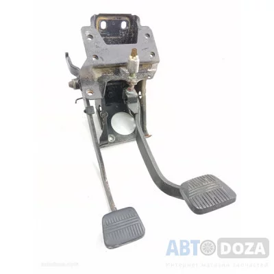 Педаль Nissan M10 (сцепление тормоз) б/у
